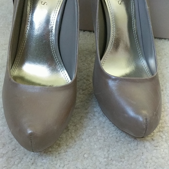 Gently used classy heels - Picture 5 of 8